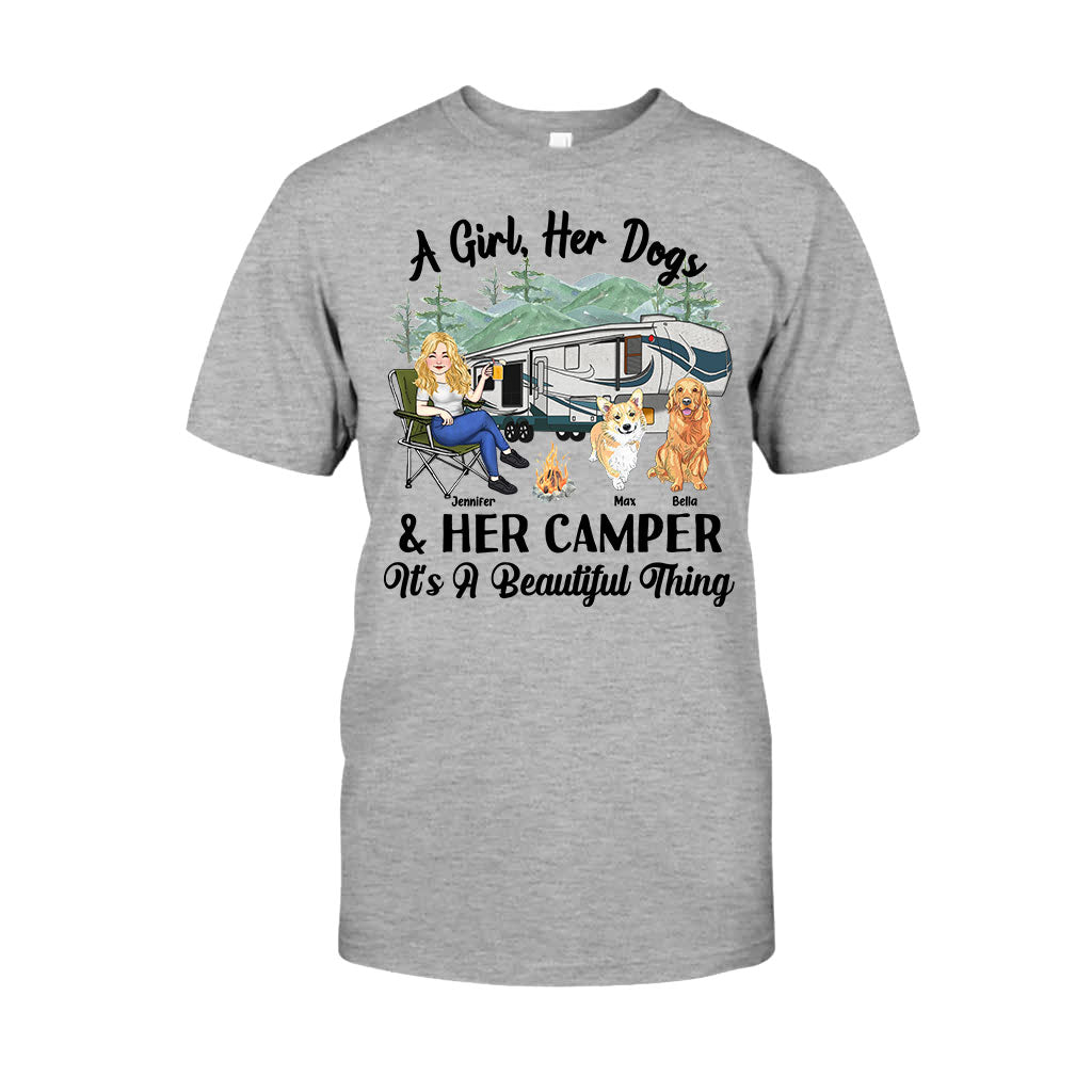 Ein Mädchen, ihr Hund und ihr Wohnmobil – Campinggeschenk für Hundeliebhaber – Personalisiertes T-Shirt und Hoodie