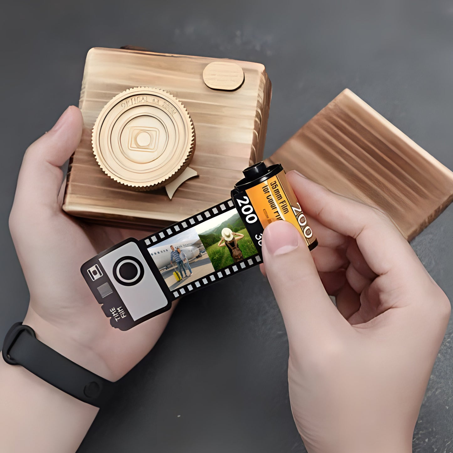 Einfach ein Mädchen, das gerne reist – personalisierter Schlüsselanhänger in Form einer Reisefilmrolle