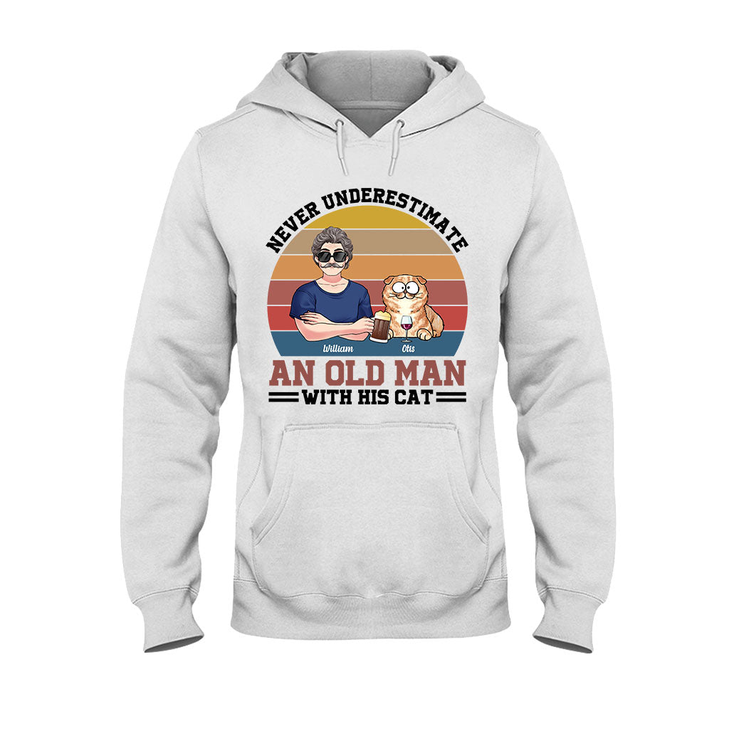 Unterschätze niemals einen alten Mann mit seinen Katzen – personalisiertes Katzen-T-Shirt & Hoodie