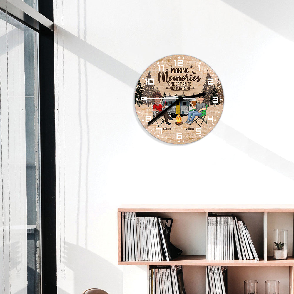 Happy Camper – Personalisierte Camping-Wanduhr
