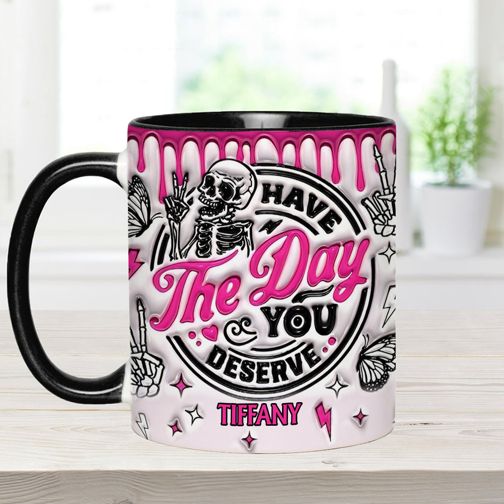 Genieße den Tag, den du verdienst – personalisierte Tasse mit Totenkopf-Akzent