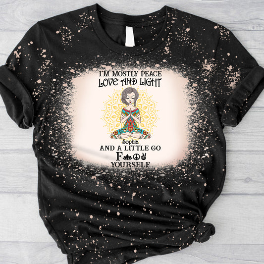 Ich bin vor allem Frieden, Liebe und Licht – personalisiertes, gebleichtes Yoga-T-Shirt