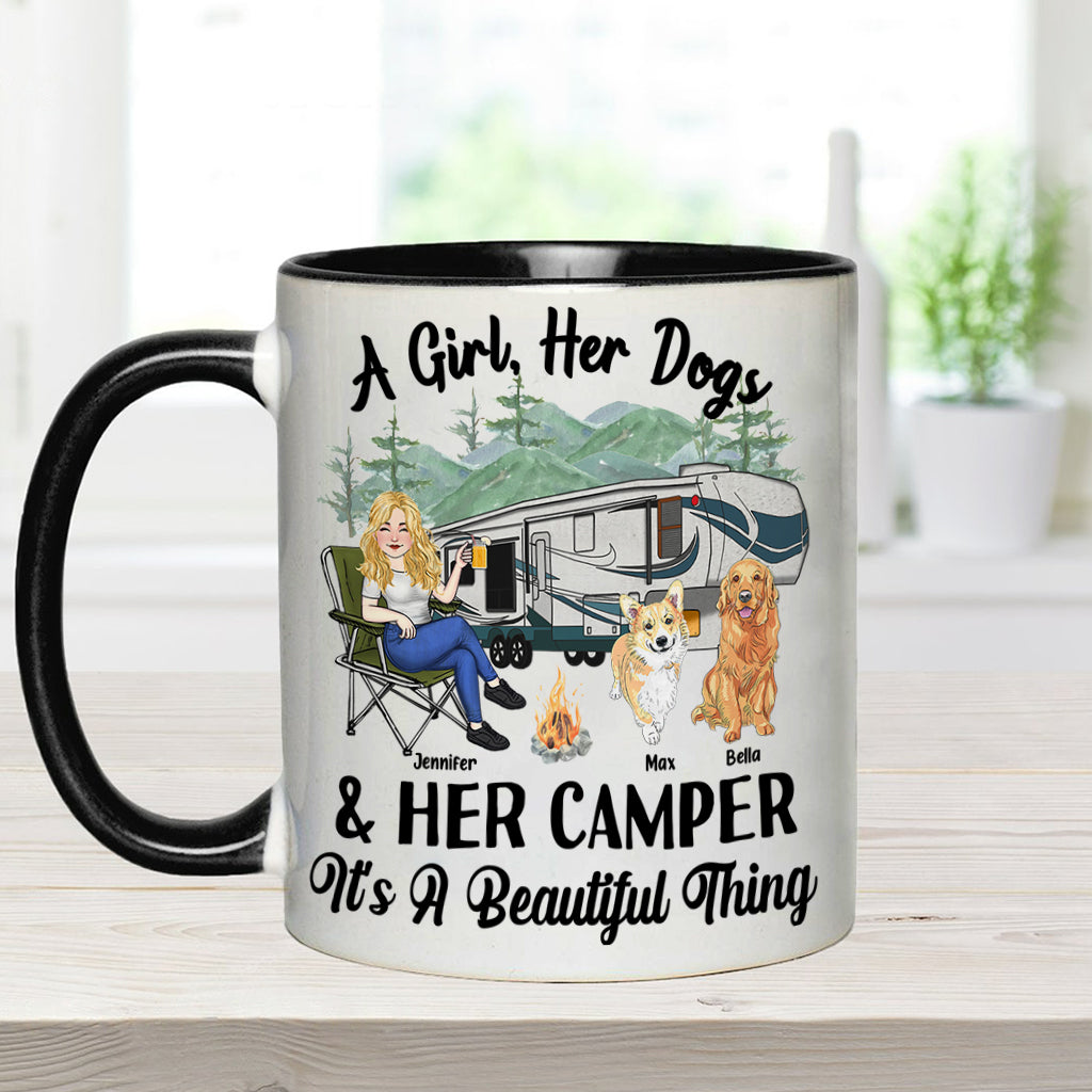 Ein Mädchen, ihr Hund und ihr Wohnmobil – Campinggeschenk für Hundeliebhaber – Personalisierte Tasse mit Akzent