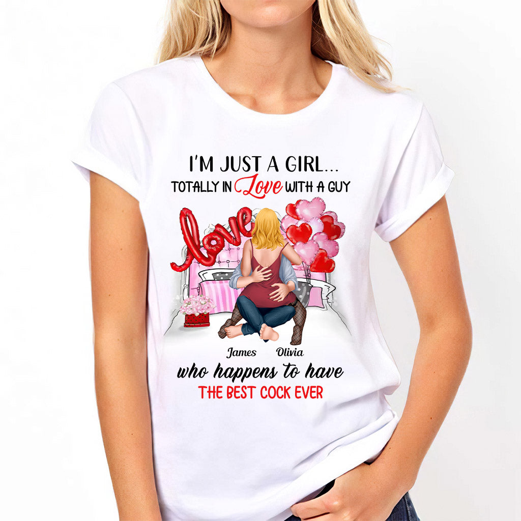 Ich bin nur ein Mädchen, das in einen Jungen verliebt ist – personalisiertes Partner-T-Shirt und Hoodie
