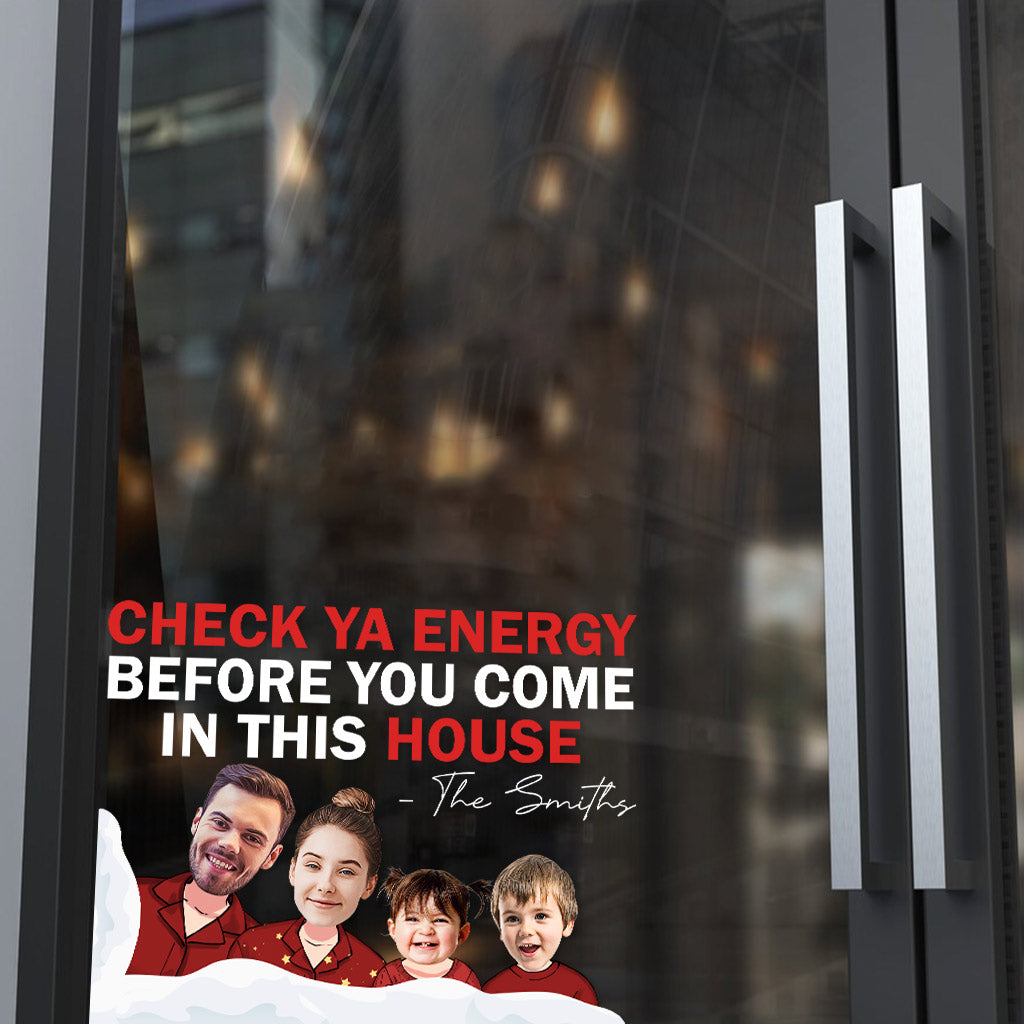 Überprüfe deine Energie, bevor du dieses Haus betrittst – Personalisierter Familienaufkleber (gestanzt)