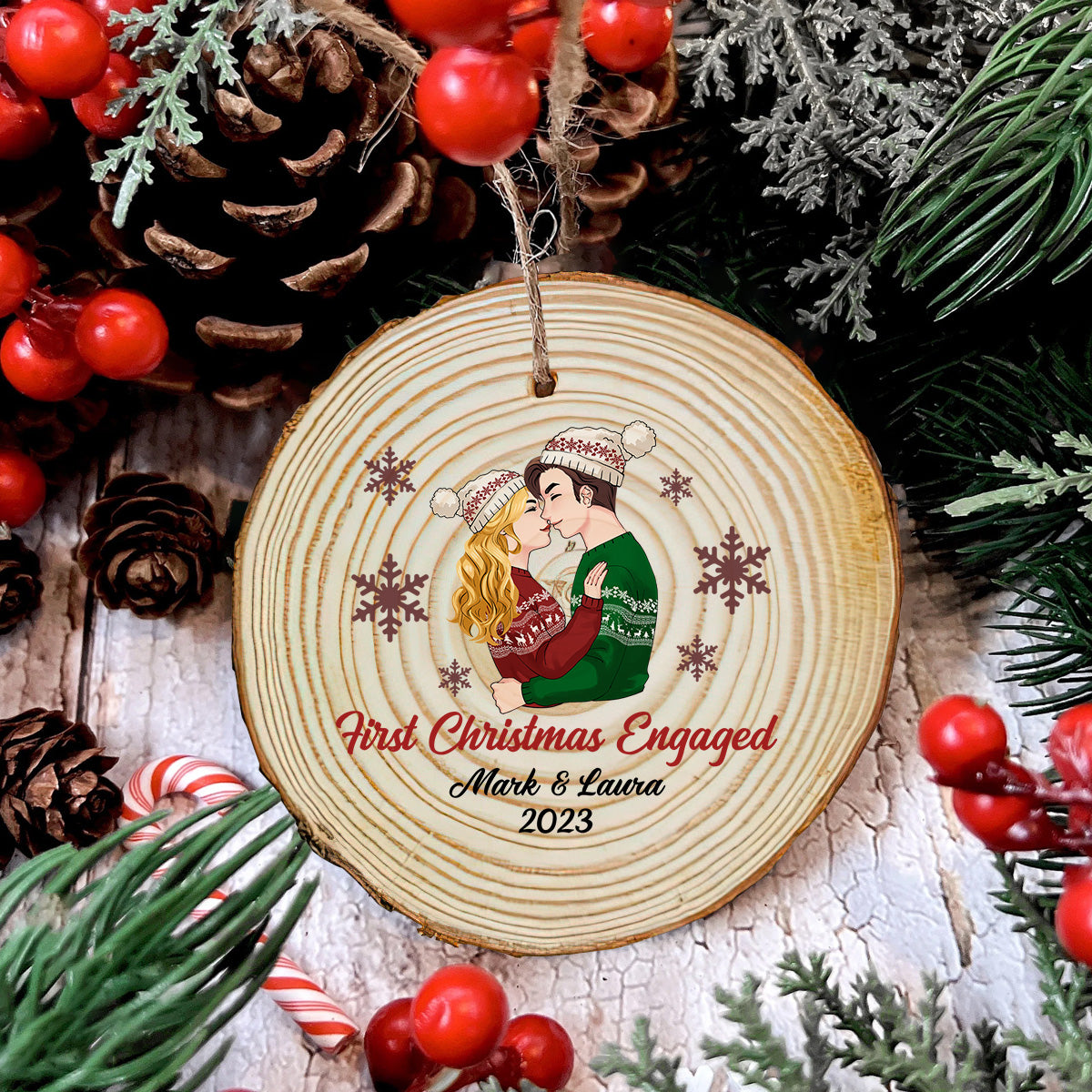 Erstes Weihnachtsfest zur Verlobung – Geschenk für Freund/Freundin – Personalisierter Holzschmuck aus einer Scheibe