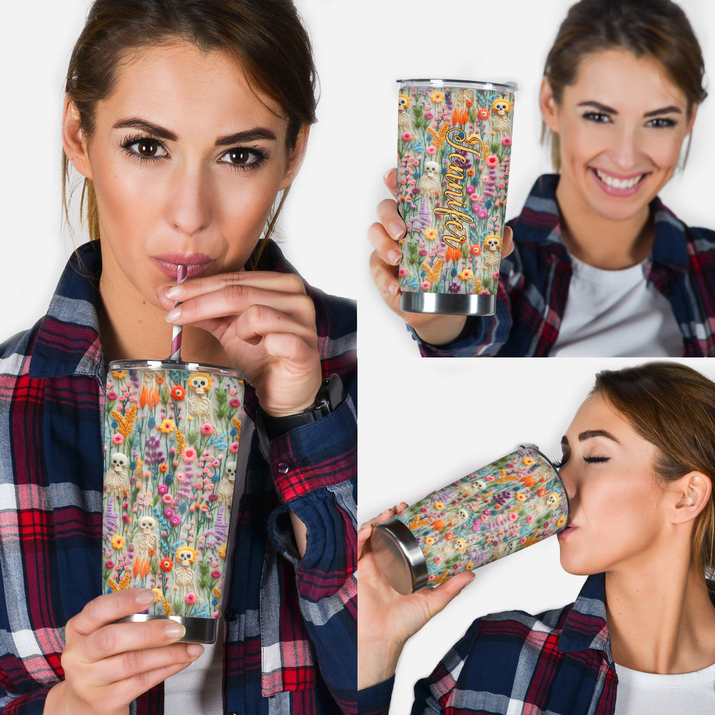 Personalisierter Totenkopf-Trinkbecher mit Blumenskelett
