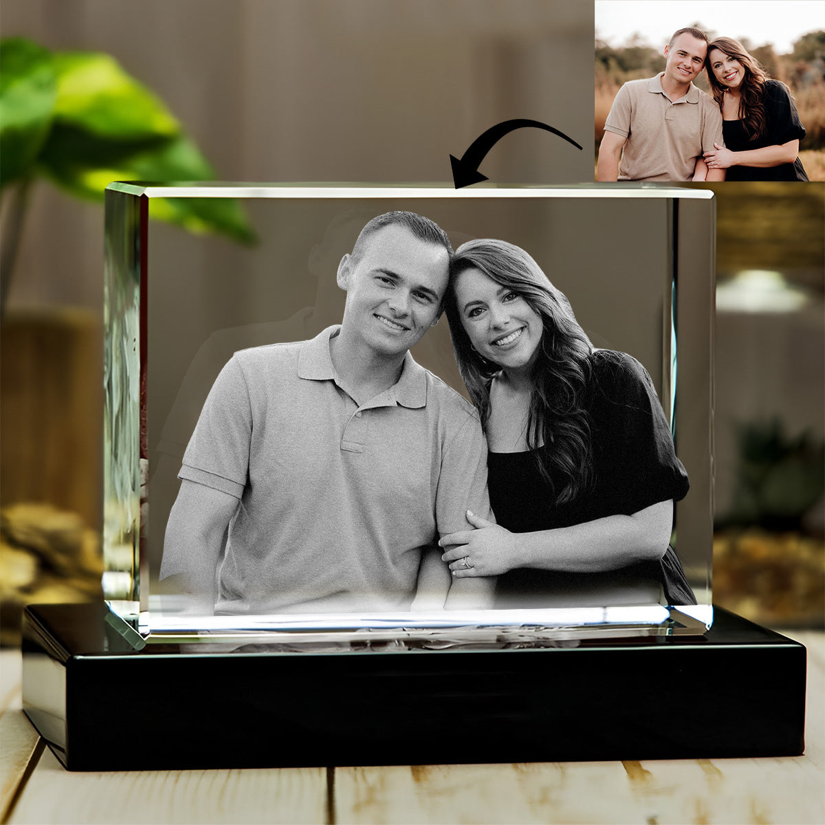 Foto nach Wunsch – Personalisierte Lasergravur für Paare auf einer 3D-Kristalllampe in Quaderform.