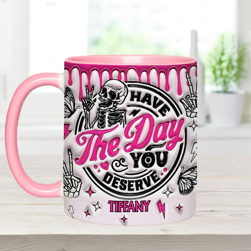 Genieße den Tag, den du verdienst – personalisierte Tasse mit Totenkopf-Akzent