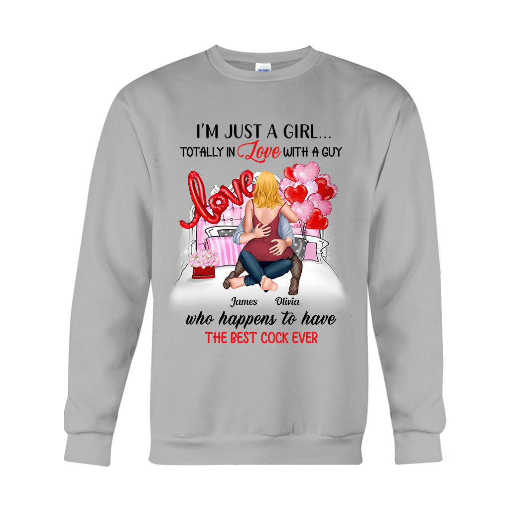 Ich bin nur ein Mädchen, das in einen Jungen verliebt ist – personalisiertes Partner-T-Shirt und Hoodie