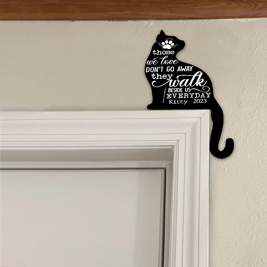 Diejenigen, die wir lieben, gehen nicht fort – Geschenk für Katzenliebhaber, die ihre Katze verloren haben – Personalisierte Türrahmendekoration