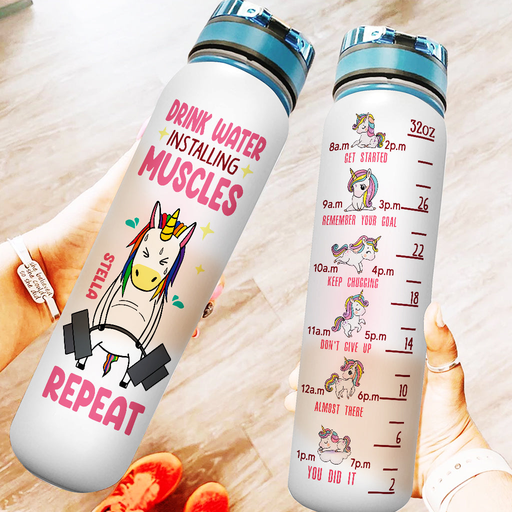 Trinken Sie Wasser, trainieren Sie Muskeln, wiederholen Sie den Vorgang – personalisierte Fitness-Trinkflasche