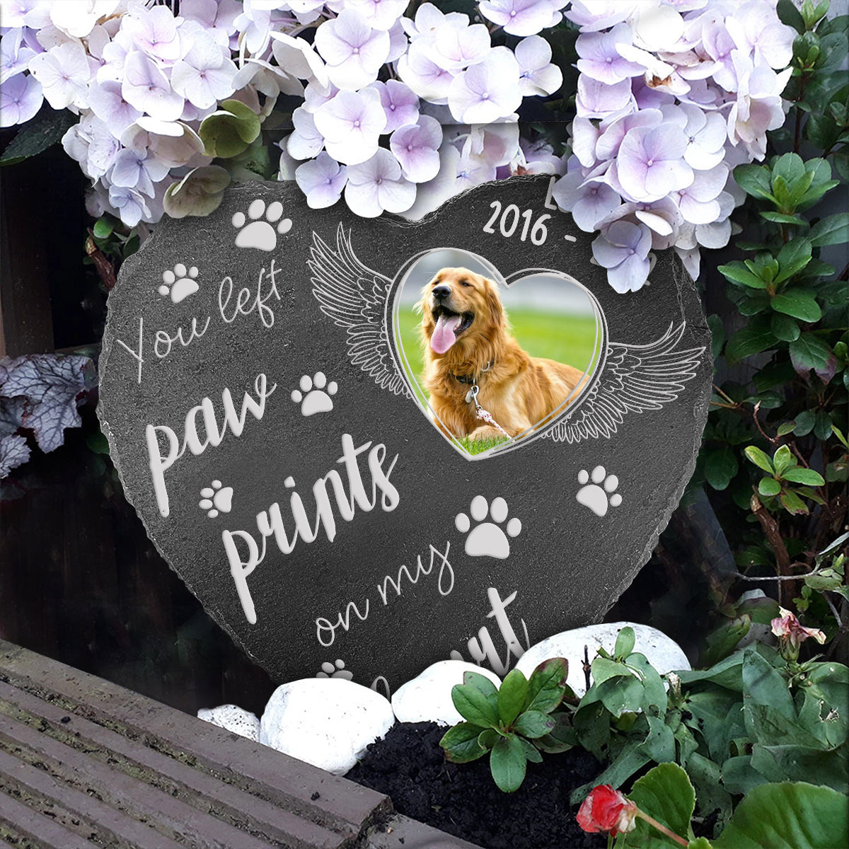 Pfotenabdrücke auf meinem Herzen – personalisierter herzförmiger Stein mit Hundemotiv