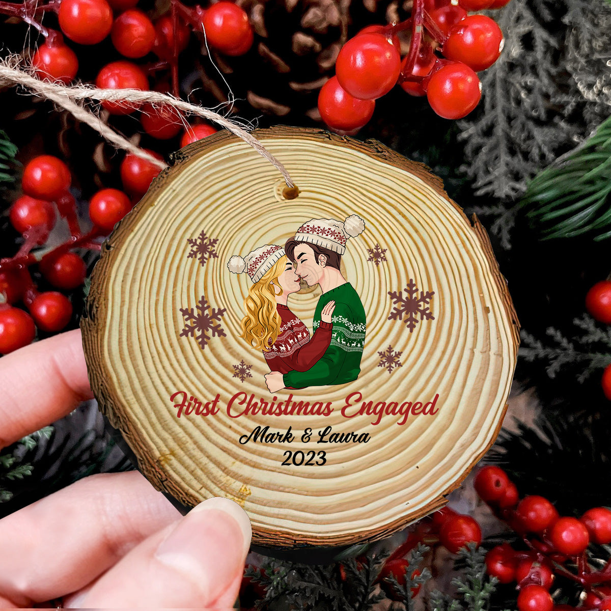 Erstes Weihnachtsfest zur Verlobung – Geschenk für Freund/Freundin – Personalisierter Holzschmuck aus einer Scheibe