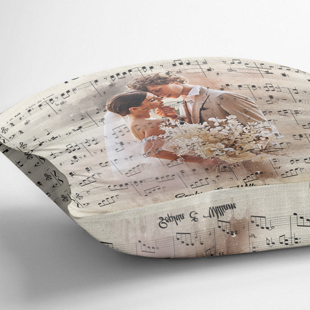 Wunderschön in Weiß – personalisiertes Dekokissen für Ehepaare