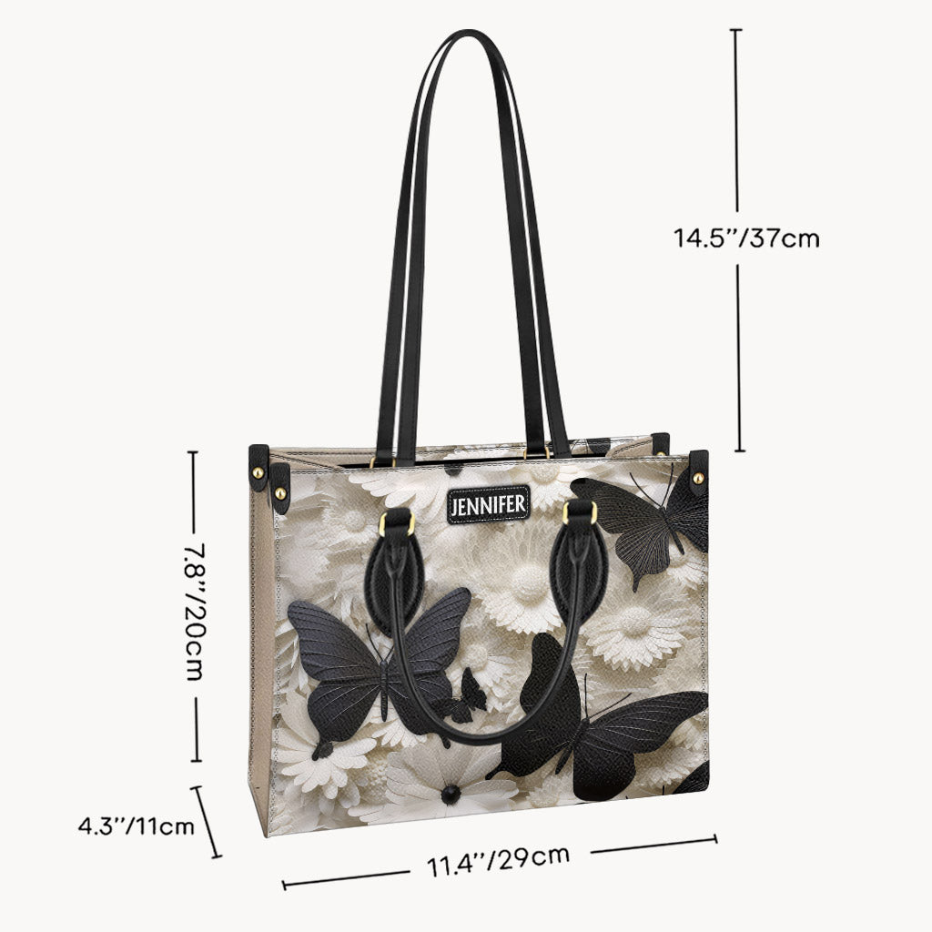 Elegante, personalisierte Schmetterlings-Lederhandtasche in Schwarz und Weiß mit Schmetterlingen und Blumen