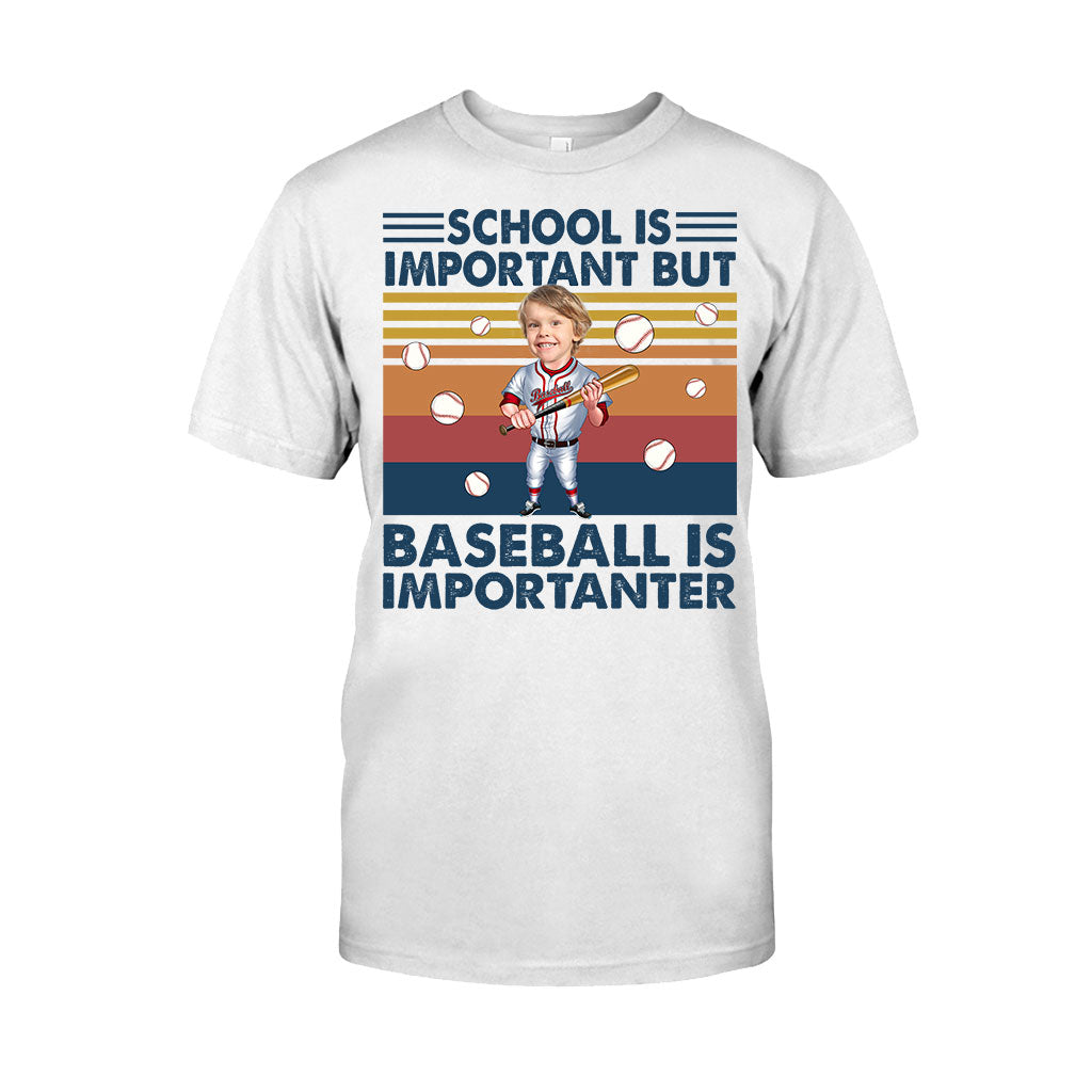 Schule ist wichtig, aber – personalisiertes Baseball-T-Shirt und Hoodie