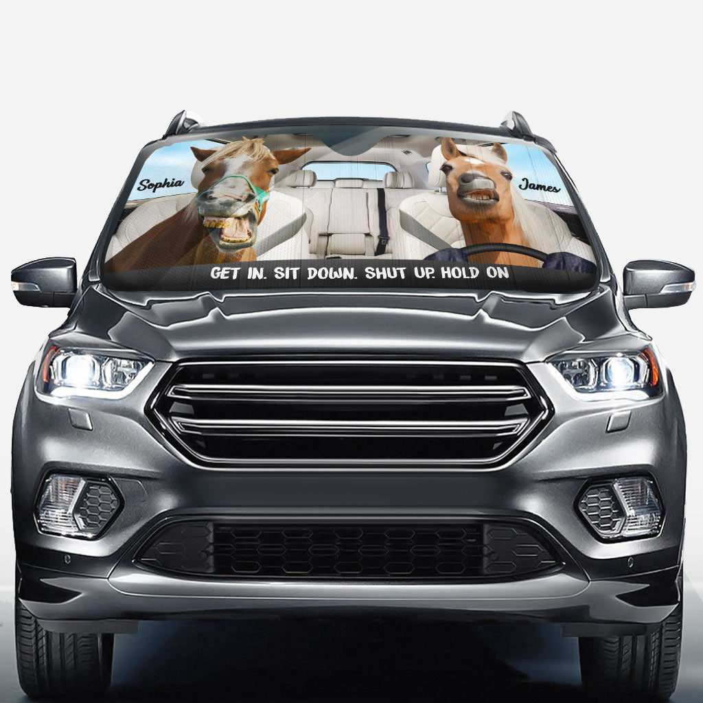 Einsteigen, hinsetzen – personalisierter Sonnenschutz für Pferdewagen