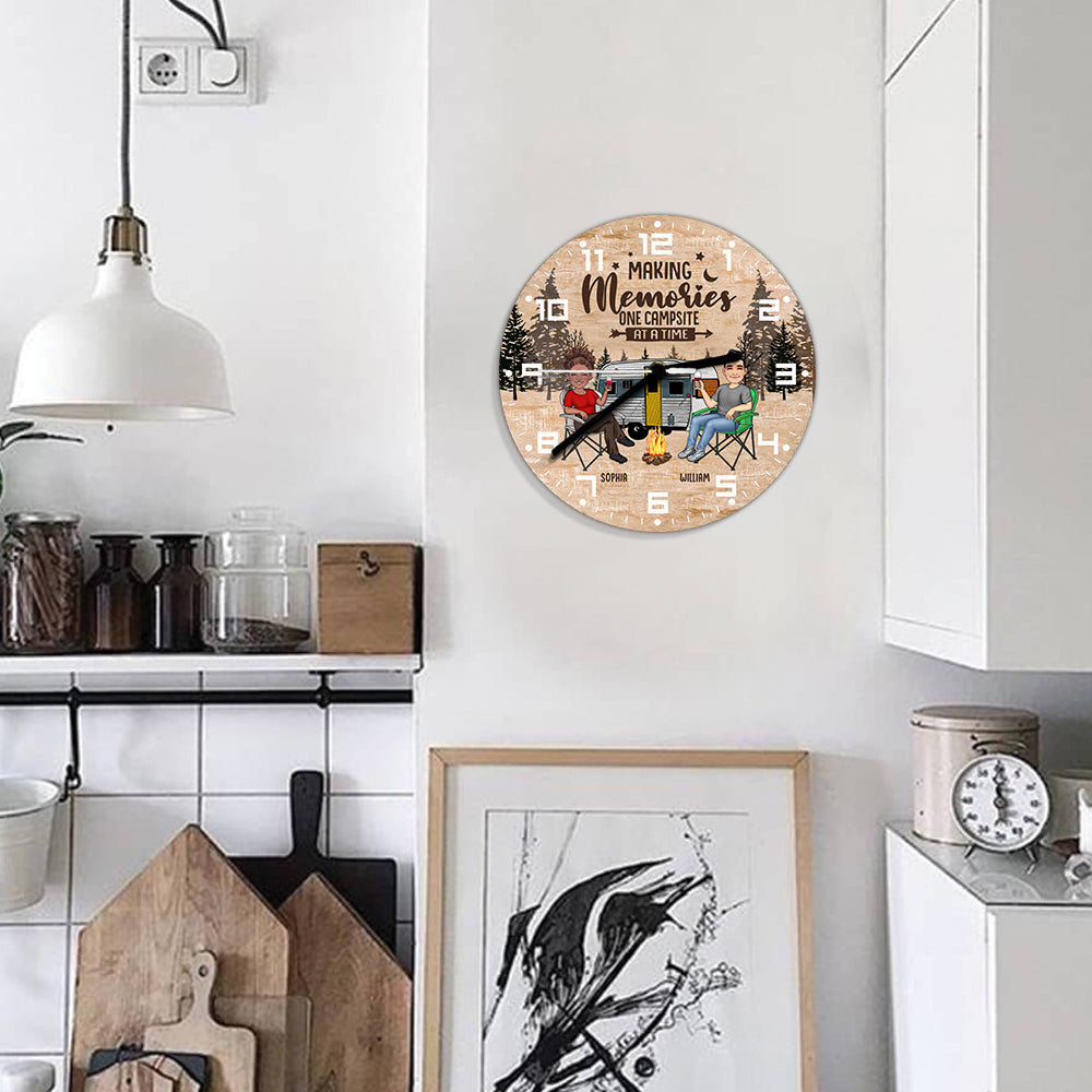 Happy Camper – Personalisierte Camping-Wanduhr