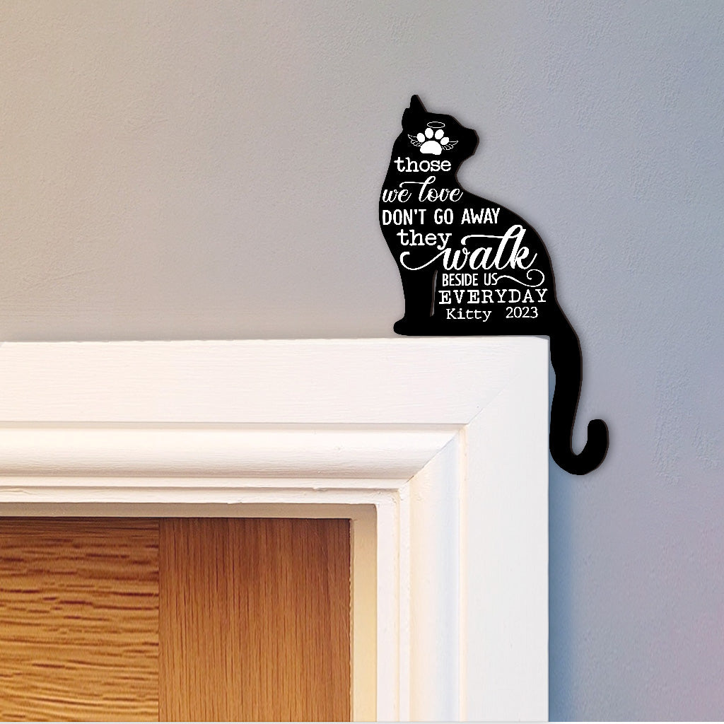 Diejenigen, die wir lieben, gehen nicht fort – Geschenk für Katzenliebhaber, die ihre Katze verloren haben – Personalisierte Türrahmendekoration