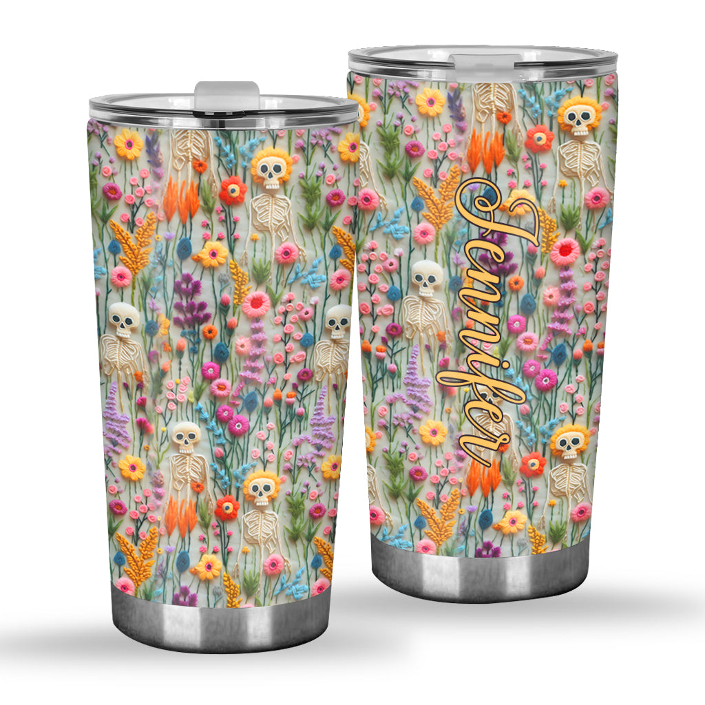 Personalisierter Totenkopf-Trinkbecher mit Blumenskelett