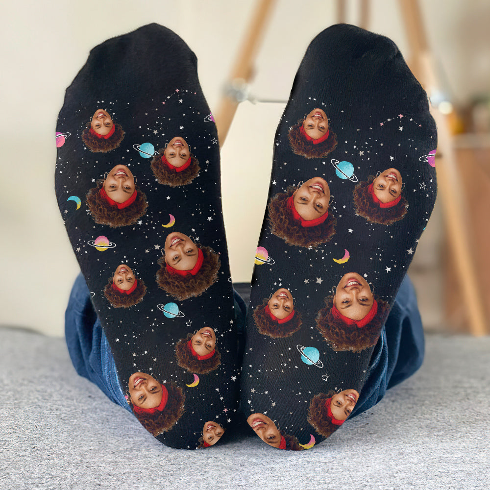 Personalisierte Socken mit Galaxy-Gesichtsmotiven für die Tochter