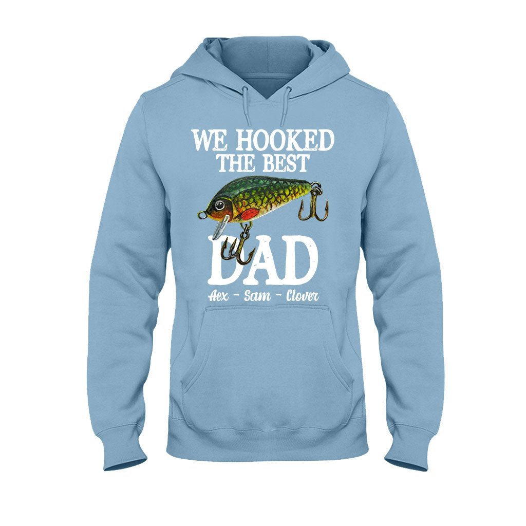 Wir haben den besten Papa an Land gezogen – personalisiertes Angel-T-Shirt & Hoodie