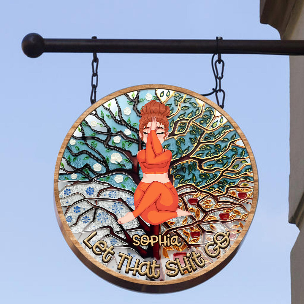 Lass den Scheiß los – Personalisiertes Yoga-Rundschild aus Holz
