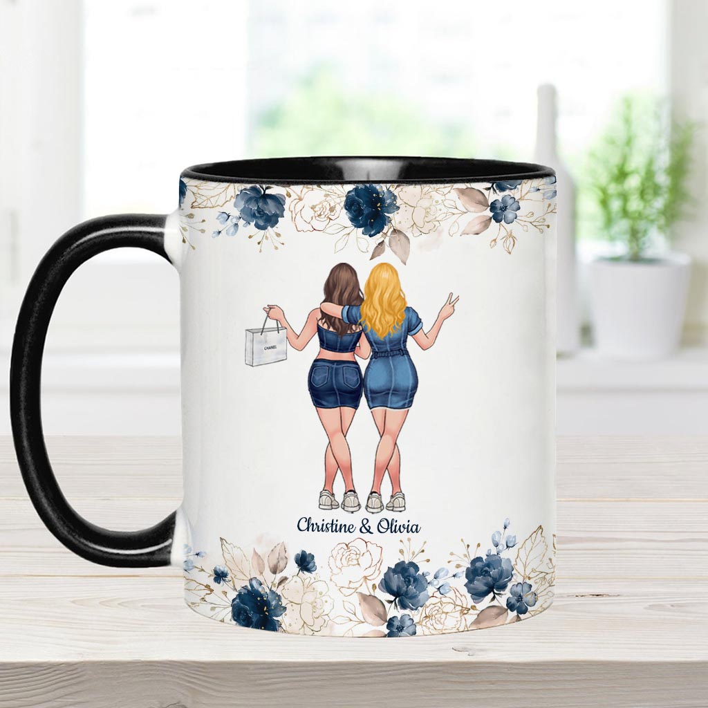 „Im Gespräch mit deiner Schwester“ – personalisierte Tasse mit dem Aufdruck „Beste Freundin“