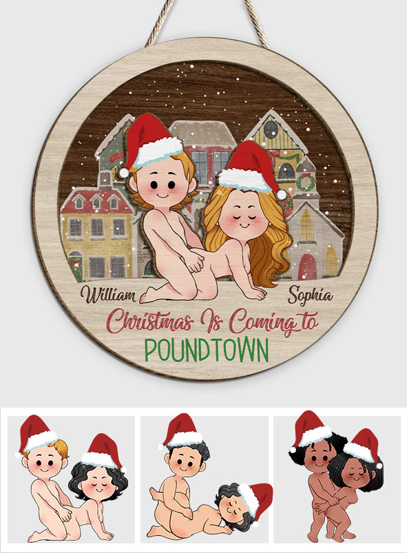 Fröhliche Weihnachten in Poundtown – Geschenk für Freundin, Freund, Ehemann, Ehefrau – Personalisiertes zweilagiges Holzschild / Holzplakette