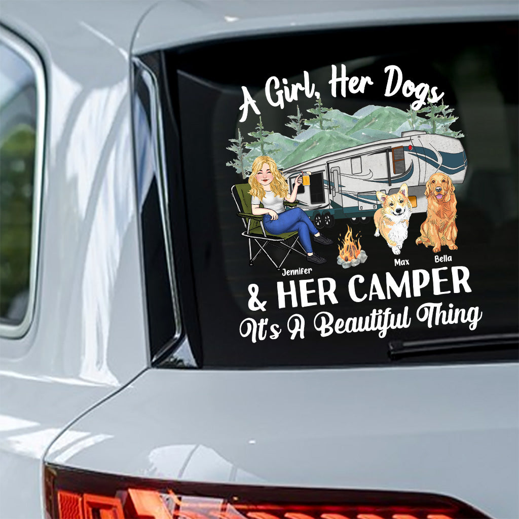 Ein Mädchen, ihr Hund und ihr Wohnmobil – Personalisierter Camping-Aufkleber