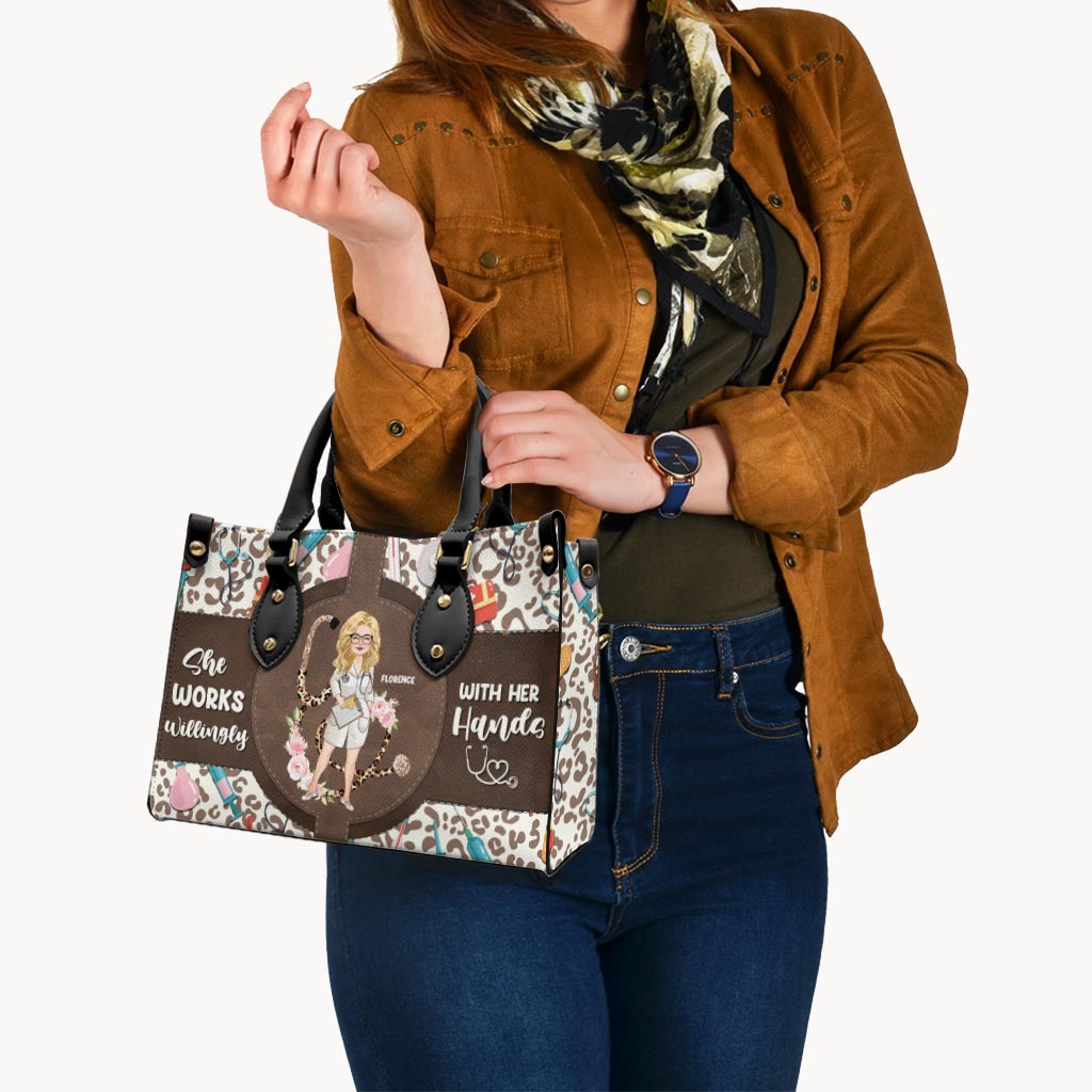 Sie arbeitet bereitwillig mit ihren Händen – personalisierte Lederhandtasche für Krankenschwestern