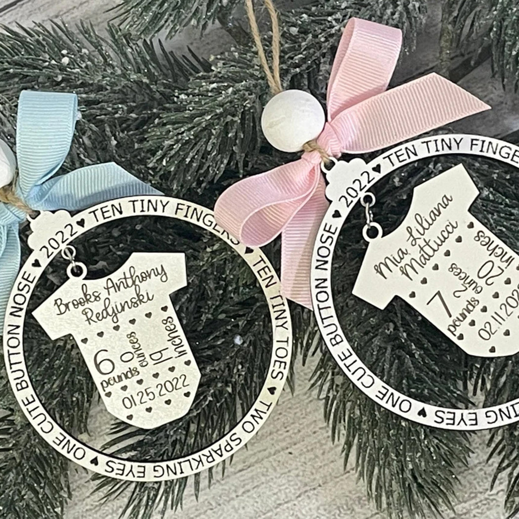 Babys erstes Weihnachtsfest – Geschenk für Neugeborene – Personalisierter 2-teiliger Holzschmuck