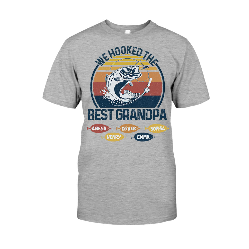 Wir haben den besten Angel-Papa und Opa am Haken! – Angelgeschenk für Papa und Opa – Personalisiertes T-Shirt und Hoodie