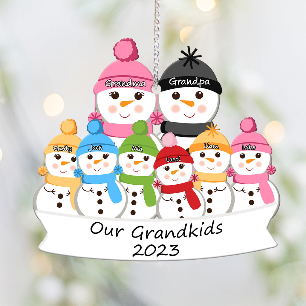 Niedlicher Schneemann unserer Enkelkinder – personalisierter Oma-Weihnachtsbaumschmuck