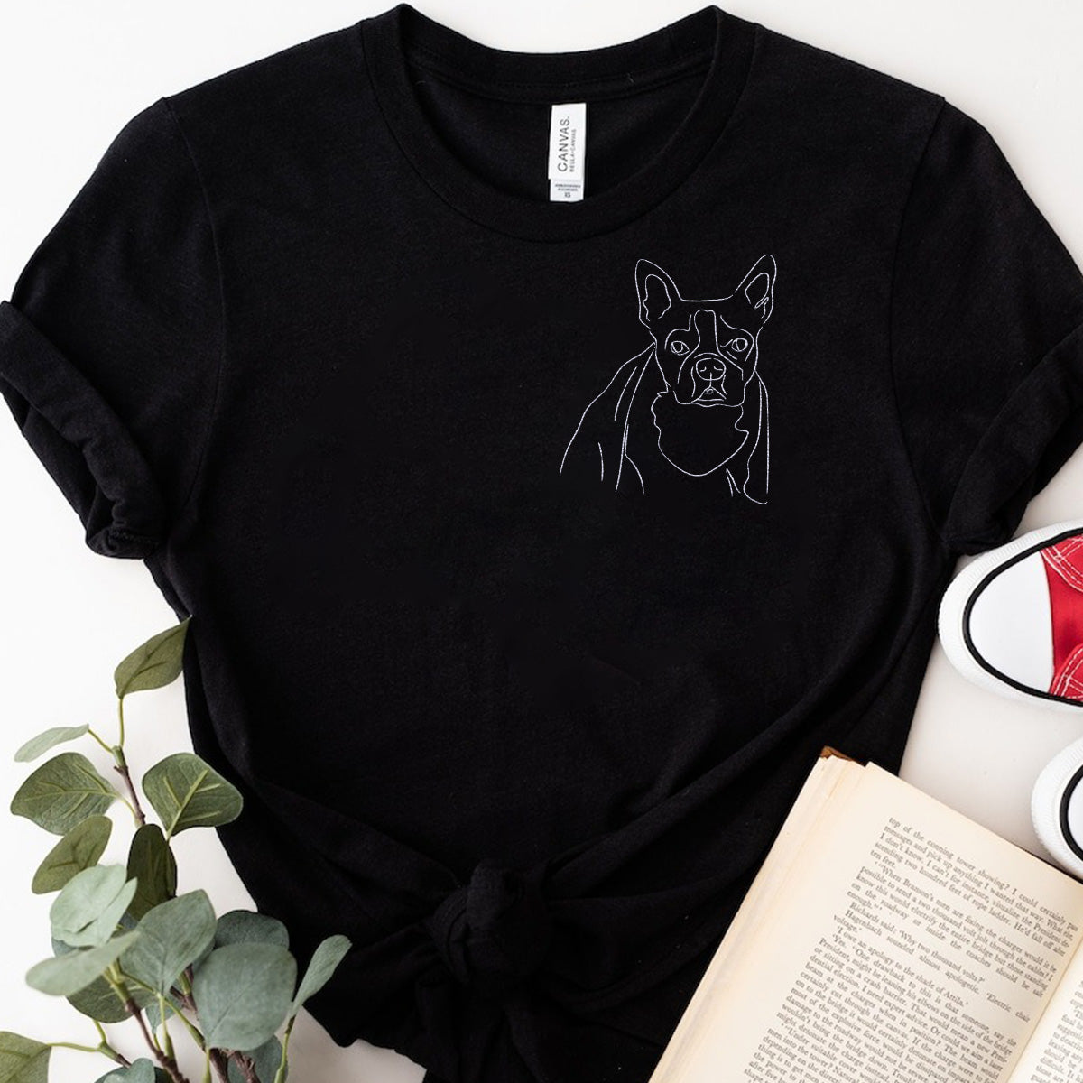 Individuelle Linienzeichnung – Personalisiertes T-Shirt mit Hundestickerei