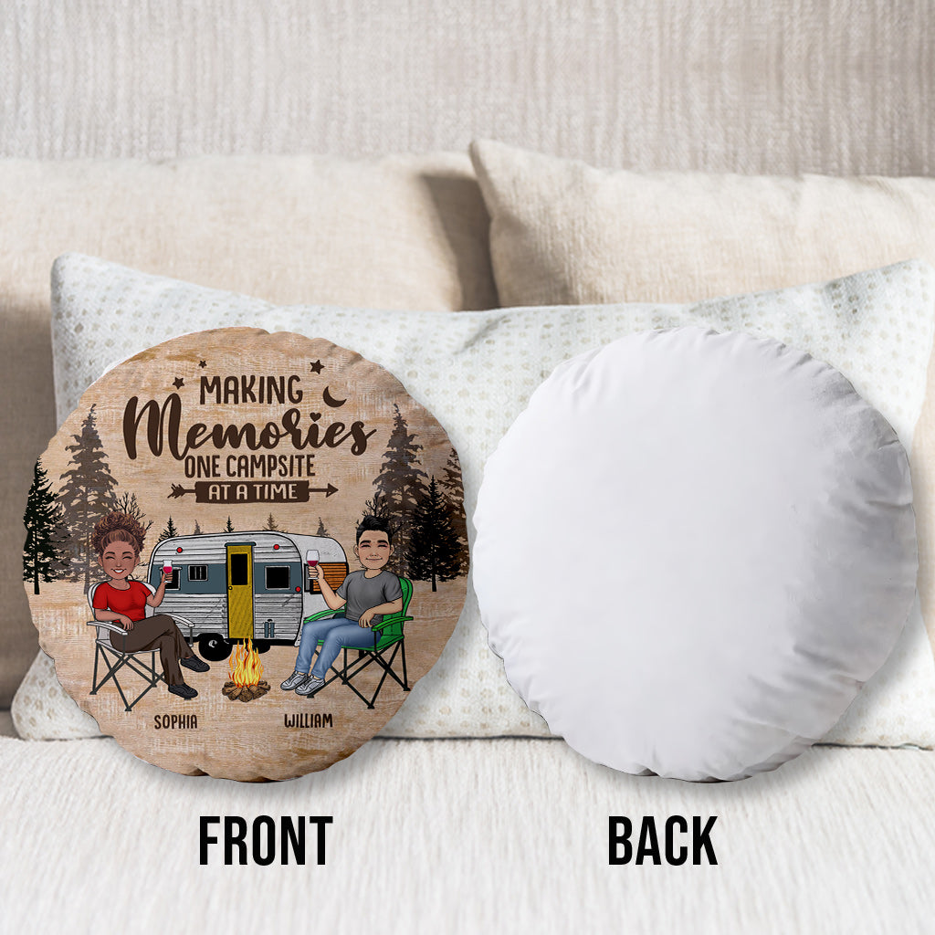 Glücklicher Camper – Campinggeschenk für Ehemann, Ehefrau, Freund, Partner – Personalisiertes Kissen in Form eines Kissens