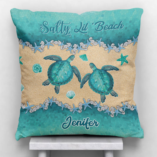Salty Lil' Beach – Personalisiertes Schildkröten-Dekokissen