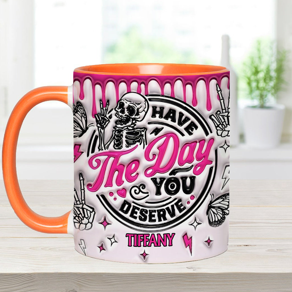 Genieße den Tag, den du verdienst – personalisierte Tasse mit Totenkopf-Akzent