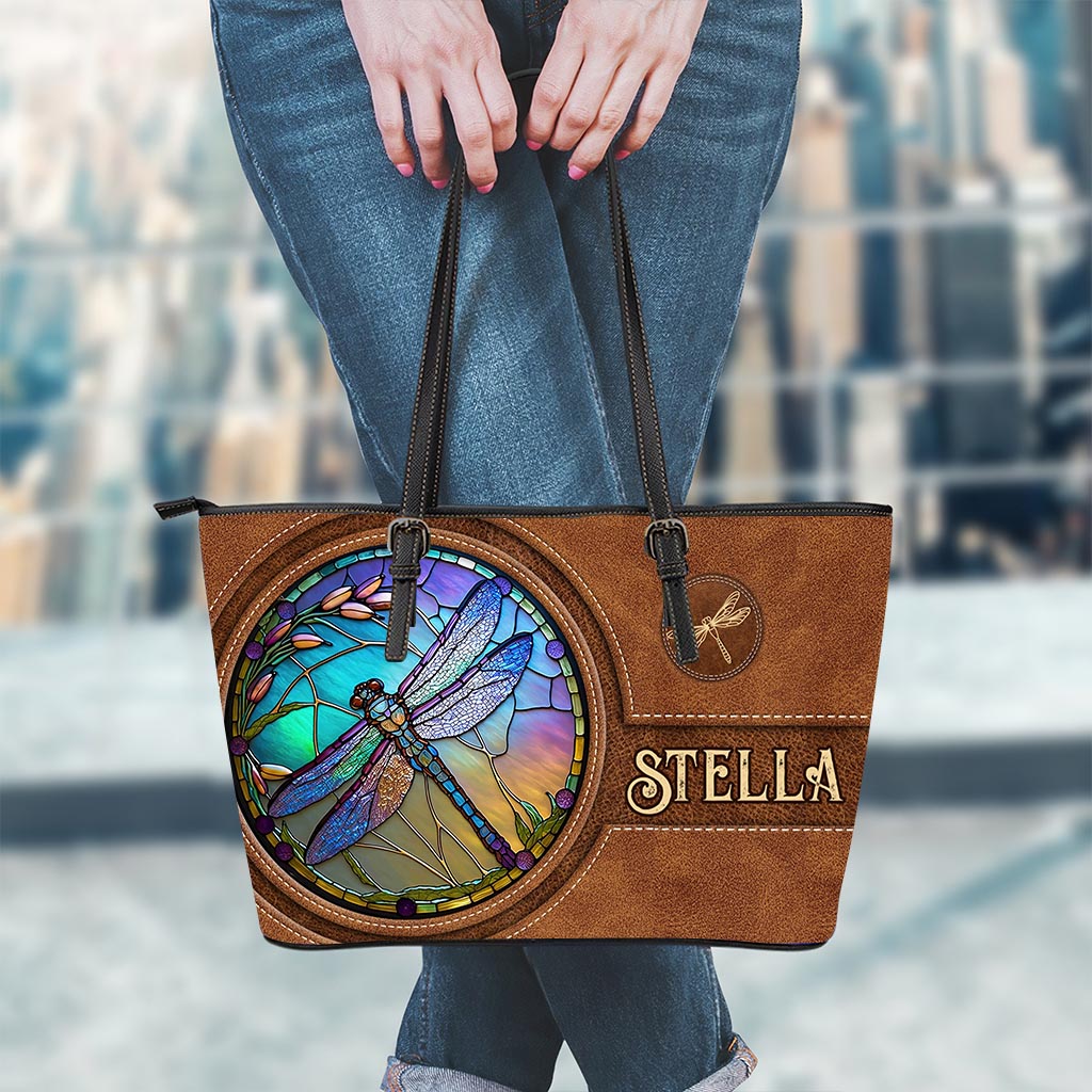 Libelle aus Buntglas – Personalisierte Libellen-Ledertasche