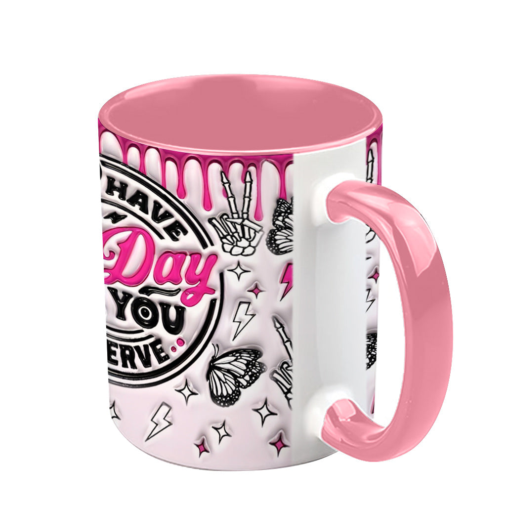Genieße den Tag, den du verdienst – personalisierte Tasse mit Totenkopf-Akzent
