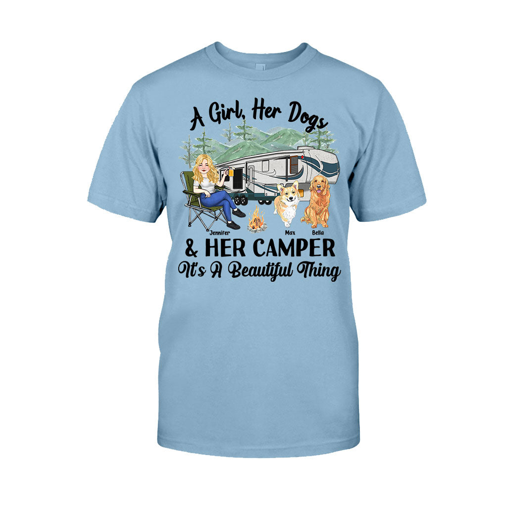 Ein Mädchen, ihr Hund und ihr Wohnmobil – Campinggeschenk für Hundeliebhaber – Personalisiertes T-Shirt und Hoodie