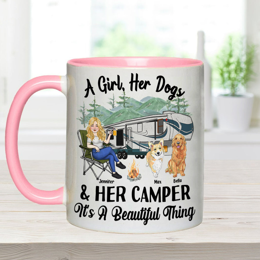 Ein Mädchen, ihr Hund und ihr Wohnmobil – Campinggeschenk für Hundeliebhaber – Personalisierte Tasse mit Akzent