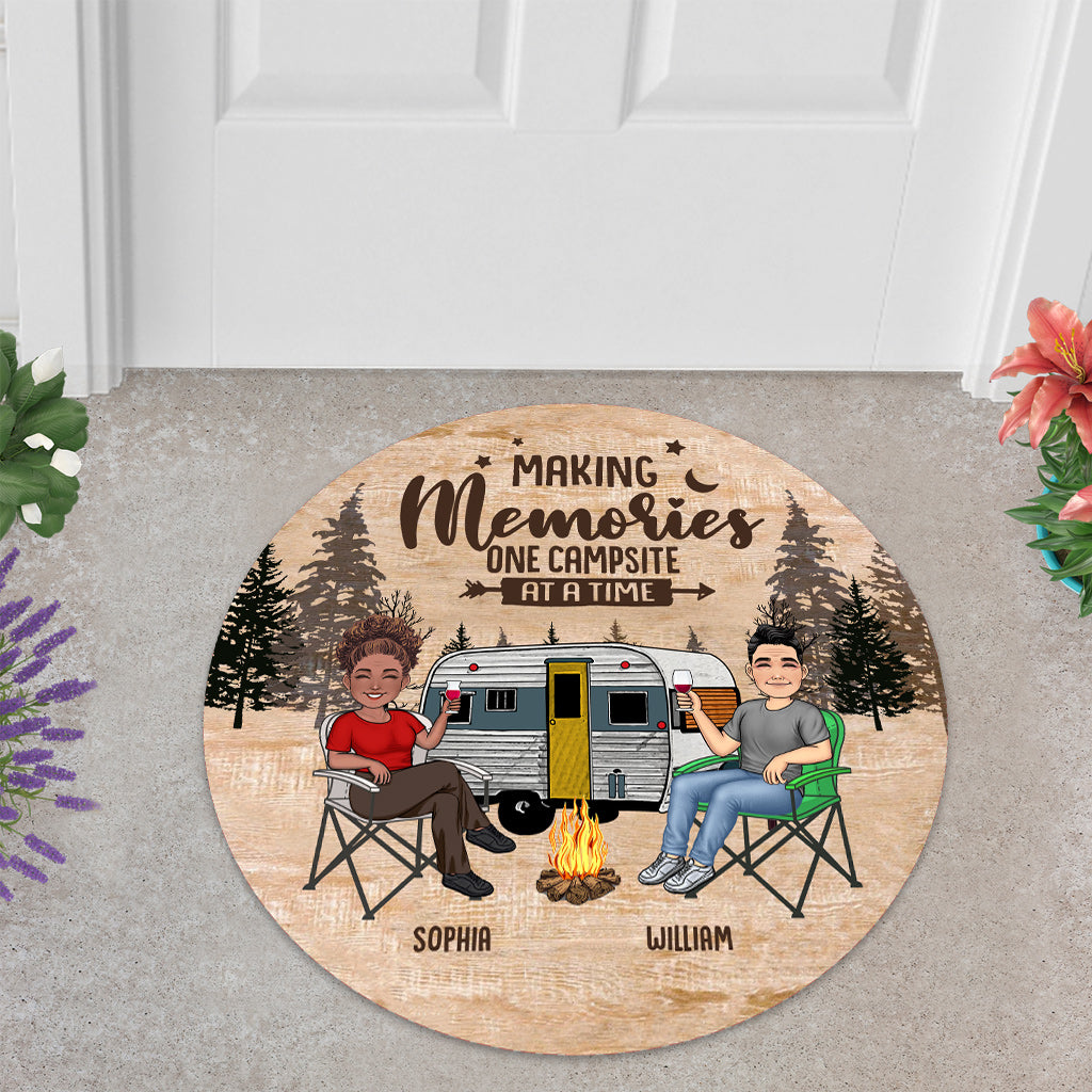 Fröhlicher Camper – Campinggeschenk für Ehemann, Ehefrau, Freund/Freundin – Personalisierte Fußmatte in Form eines Campingzeltes