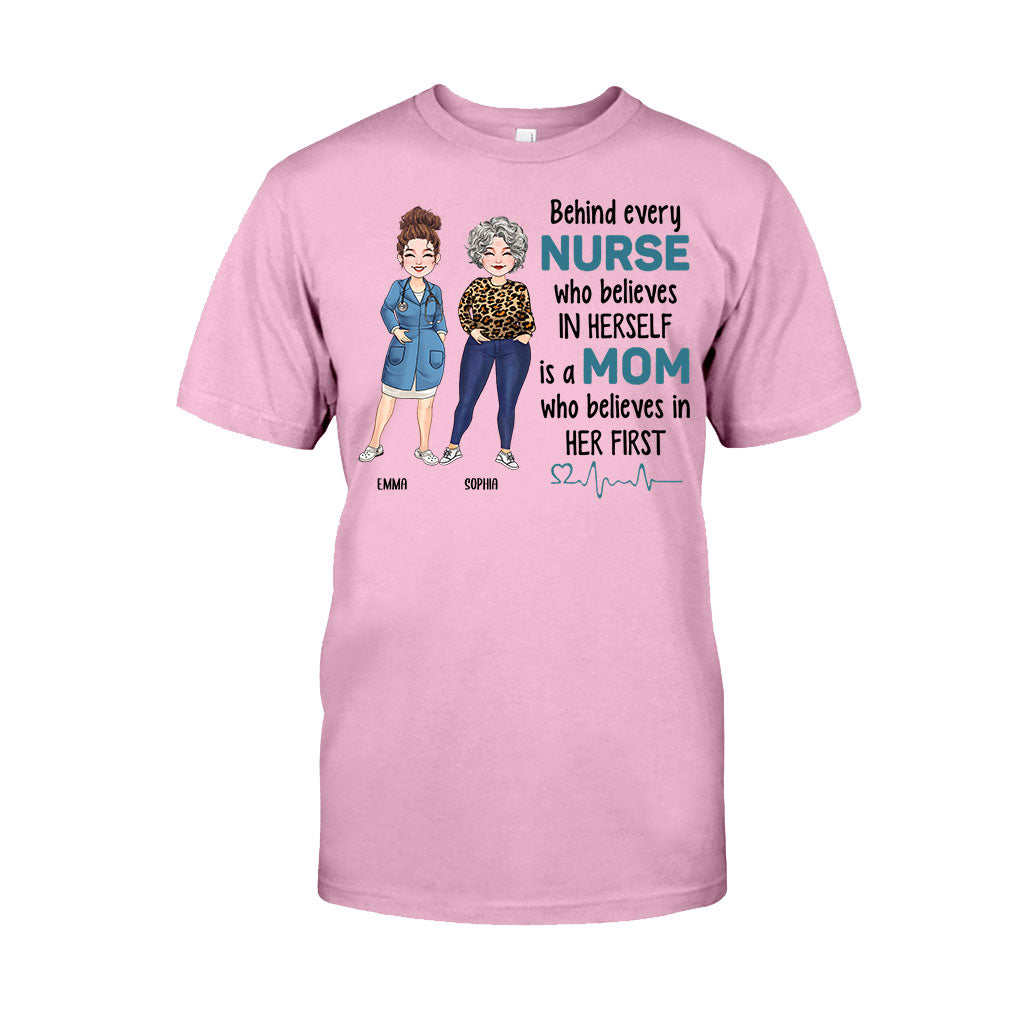 Hinter jeder Krankenschwester, die an sich selbst glaubt – personalisiertes T-Shirt und Hoodie für Krankenschwestern
