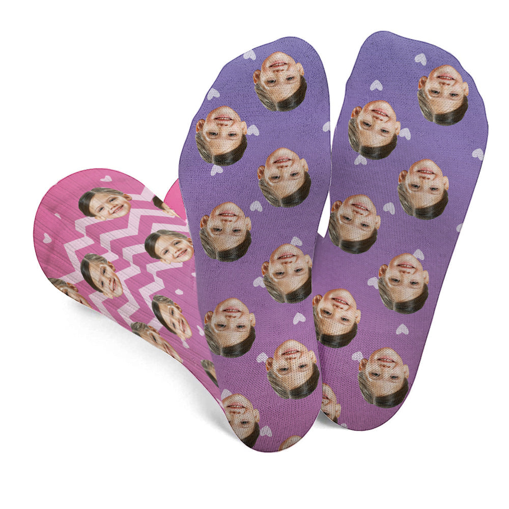 Individuell gestaltete Socken mit lila Gesichtsmuster – personalisierte Socken für die Enkelin