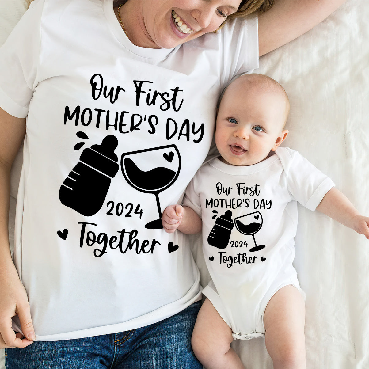 Unser erster gemeinsamer Muttertag – Milch und Wein – personalisiertes Mutter-T-Shirt und Baby-Body