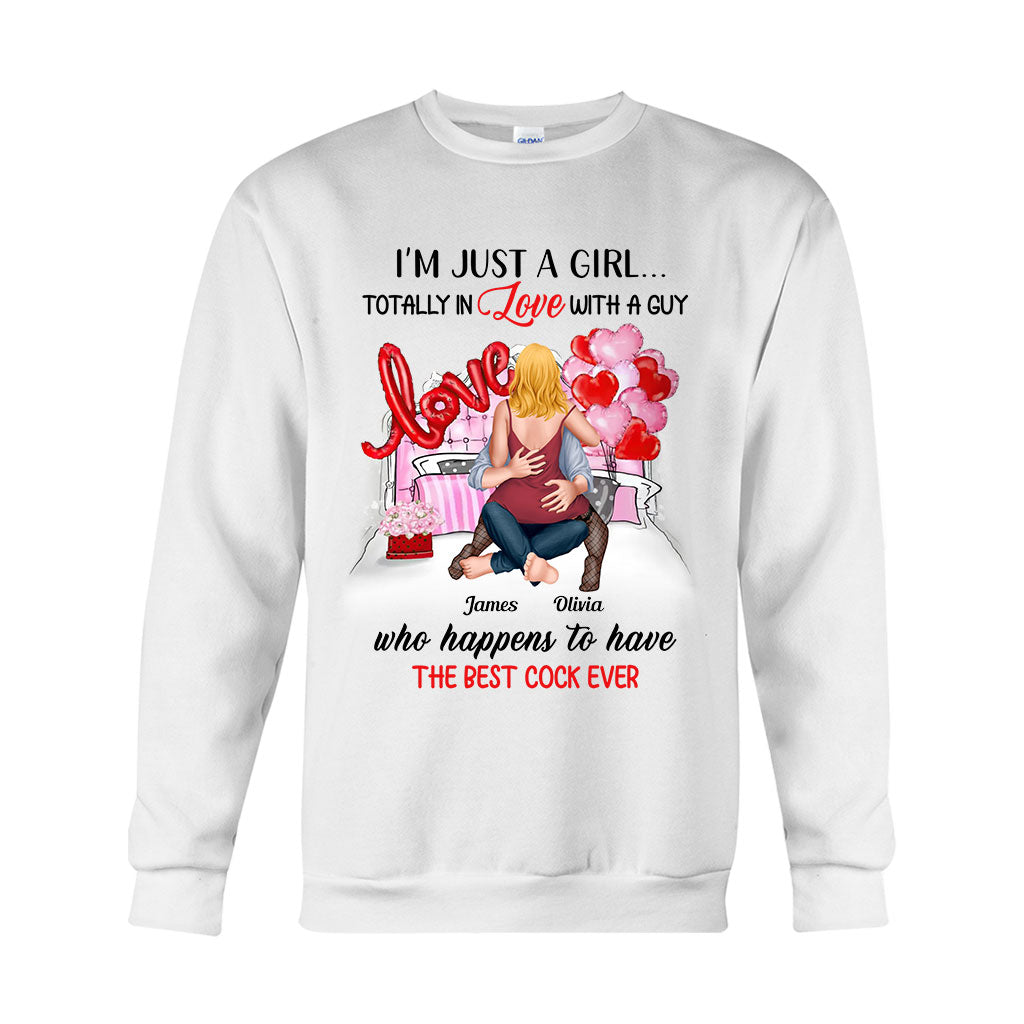 Ich bin nur ein Mädchen, das in einen Jungen verliebt ist – personalisiertes Partner-T-Shirt und Hoodie