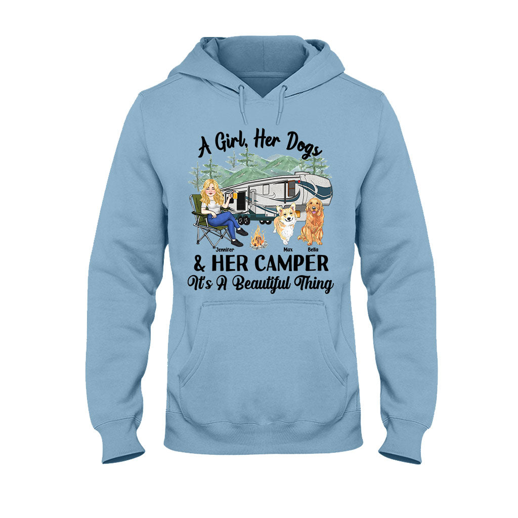 Ein Mädchen, ihr Hund und ihr Wohnmobil – Campinggeschenk für Hundeliebhaber – Personalisiertes T-Shirt und Hoodie