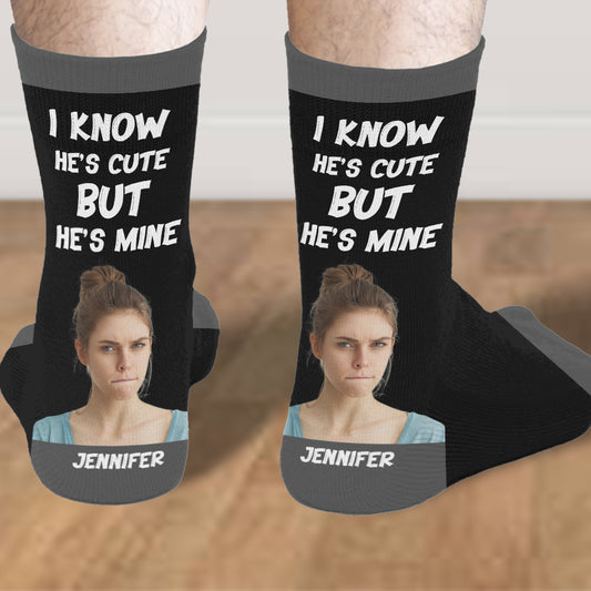 Ich weiß, er ist süß, aber er gehört mir – personalisierte Partner-Socken